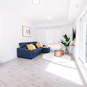  Apartment Luxury & Comfy Apartment, Mins Drive To Attraction