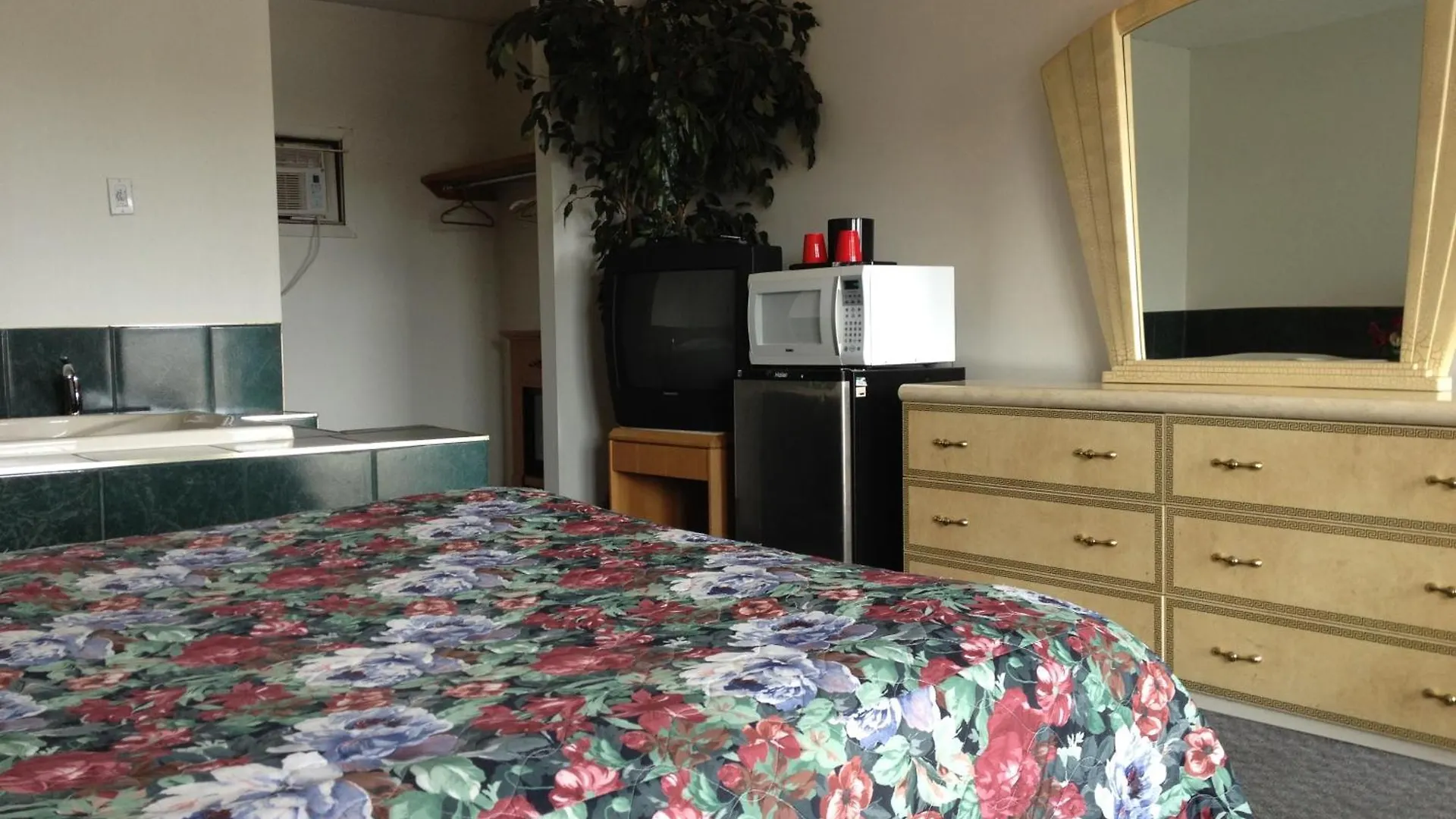 Rainbow Motor Inn - Fallsview Niagara Falls 2*,  Canada